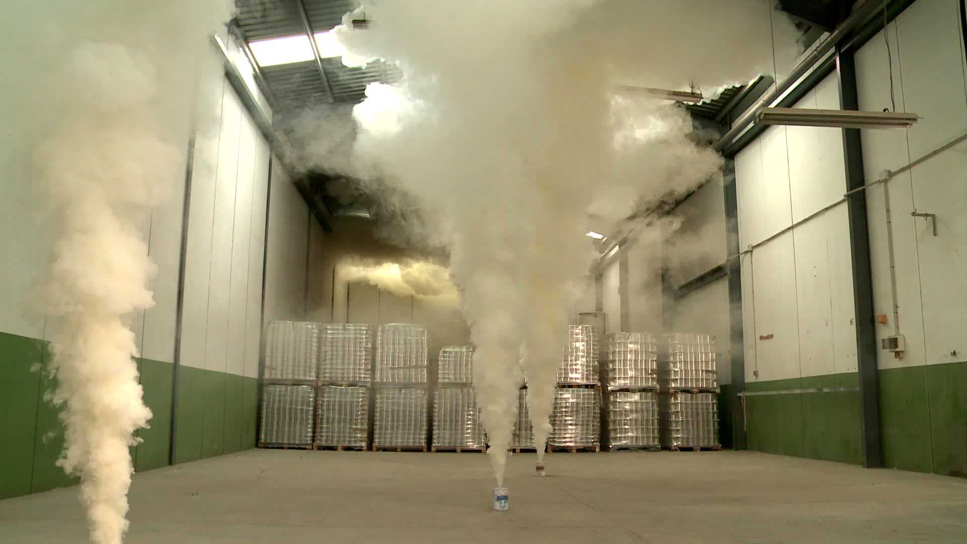 Aplicación de humo seco desinfectante FumiHogar en entorno de desinfección industrial con microdispersión seca.